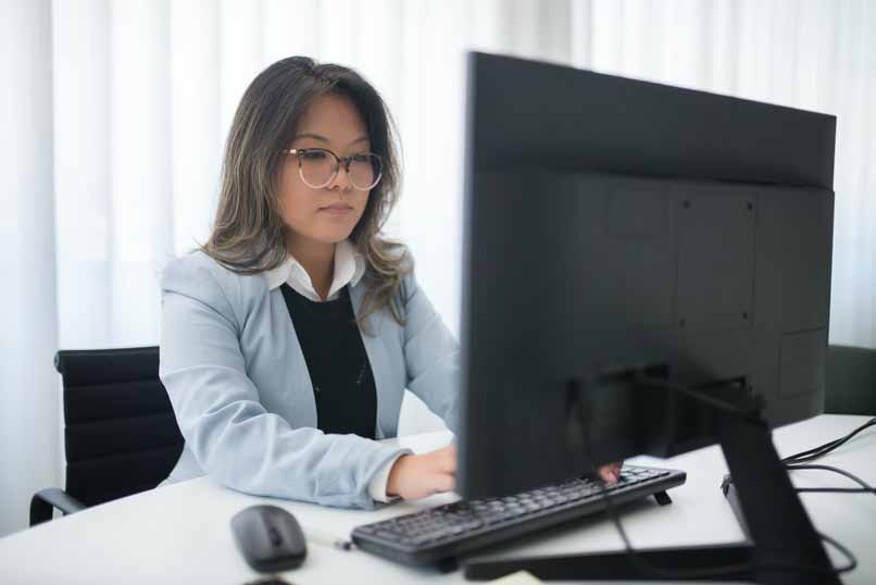 Chica usando pc 8477