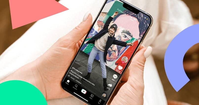 مستخدم tiktok يشاهد مقاطع الفيديو
