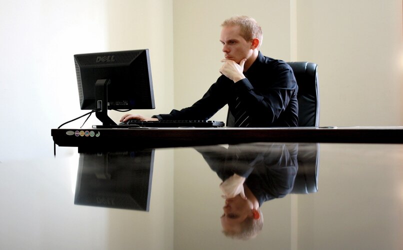 رجل يعمل على جهاز الكمبيوتر